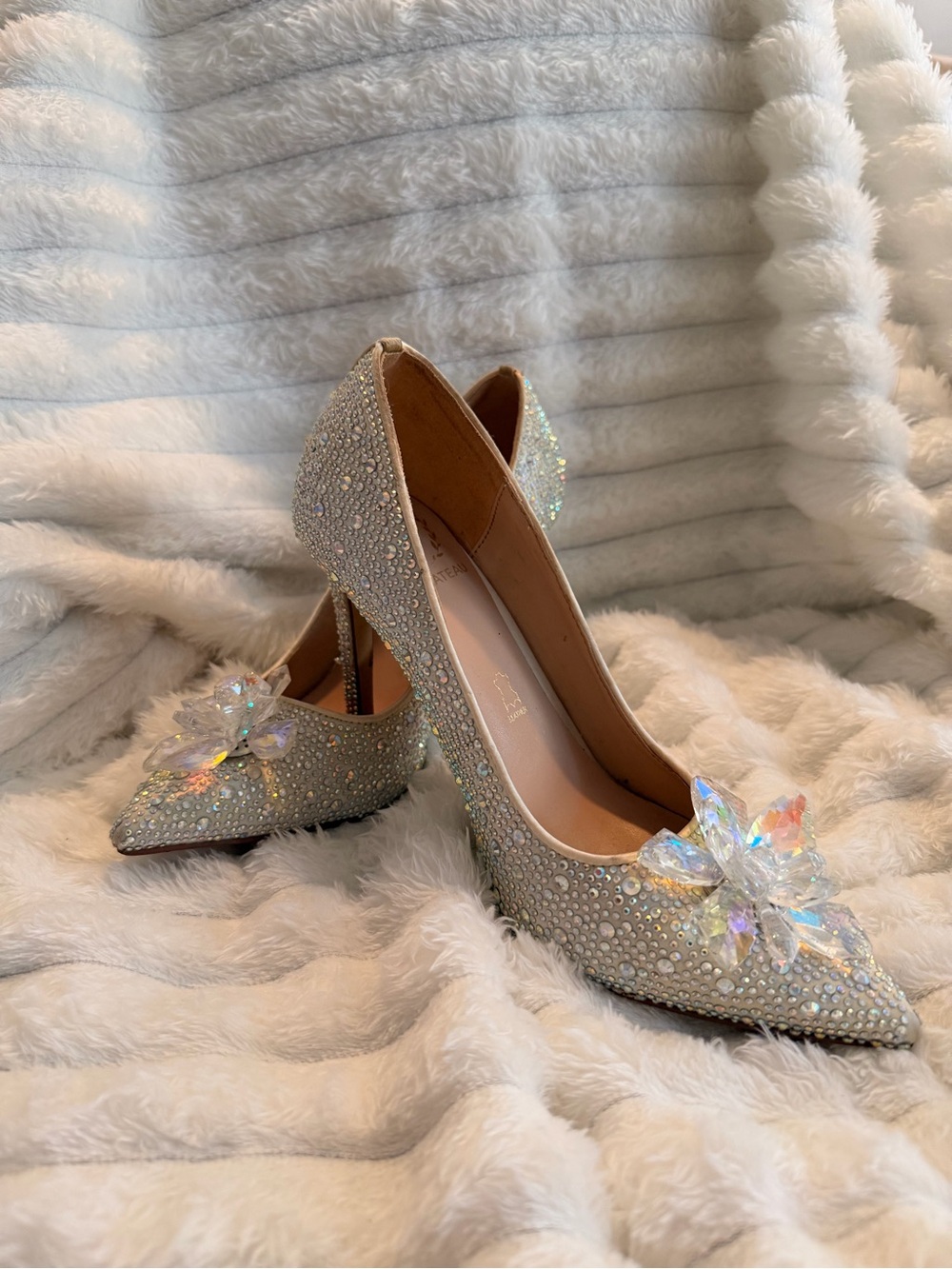 38/7 La Chateau Crystal Embellished Silver Pointed Toe Pumps